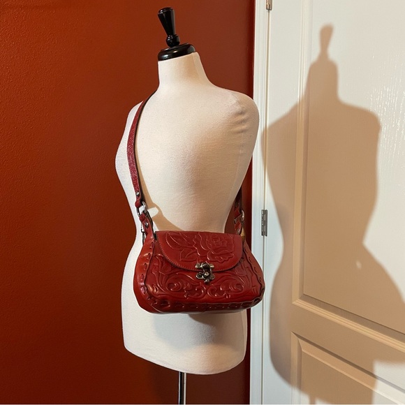 Patricia Nash Women’s Micaela Baguette Leather Red Rose‎ Embossed Shoulder Bag - Picture 2 of 7